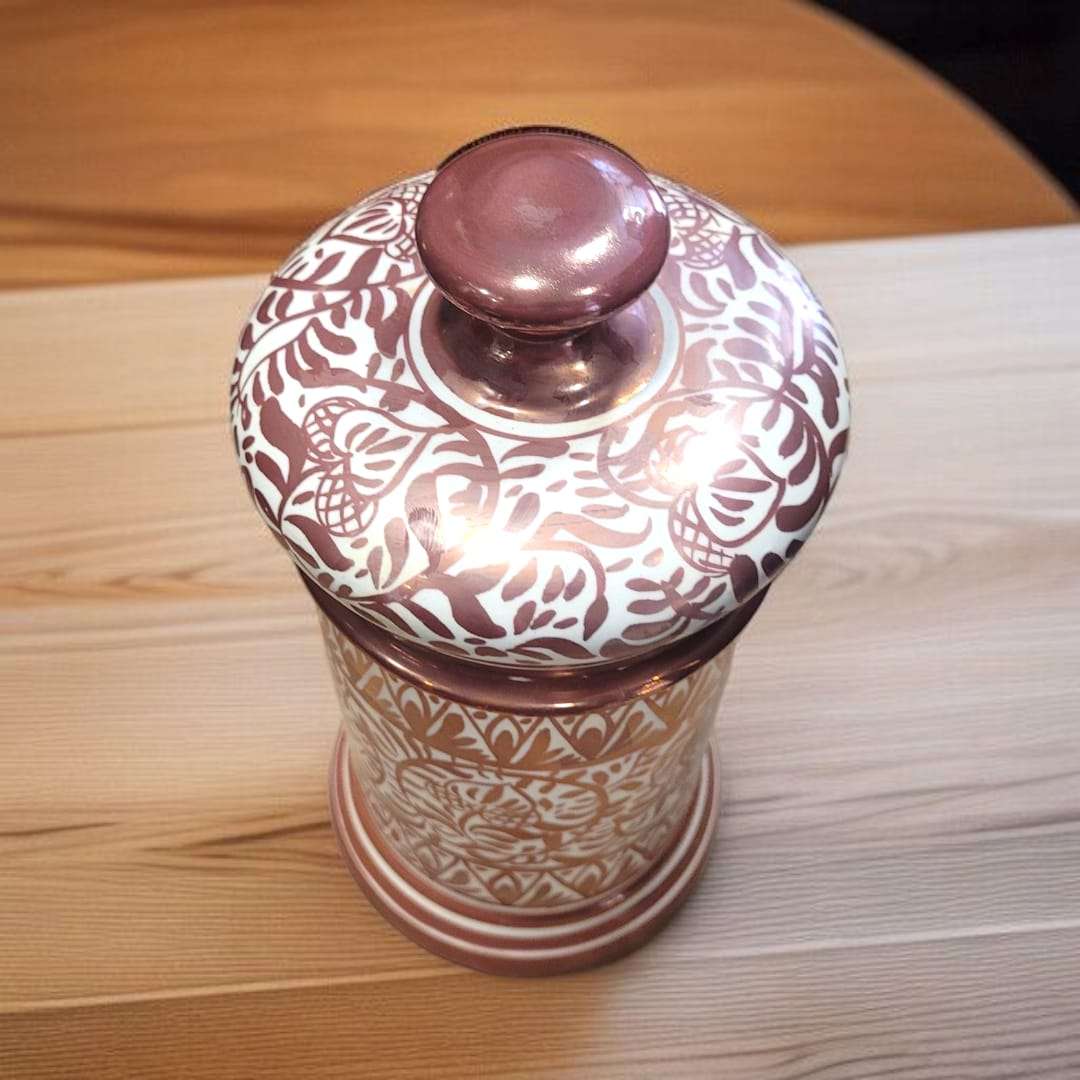Vista superior del Albaredo de Manises con tapa cerámica decorada. Cerámica artesanal perfecta para coleccionistas y decoradores.