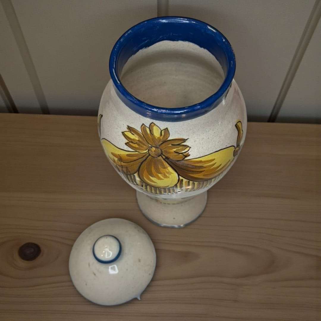 Detalle superior de tarro cerámico Tilice con tapa azul.