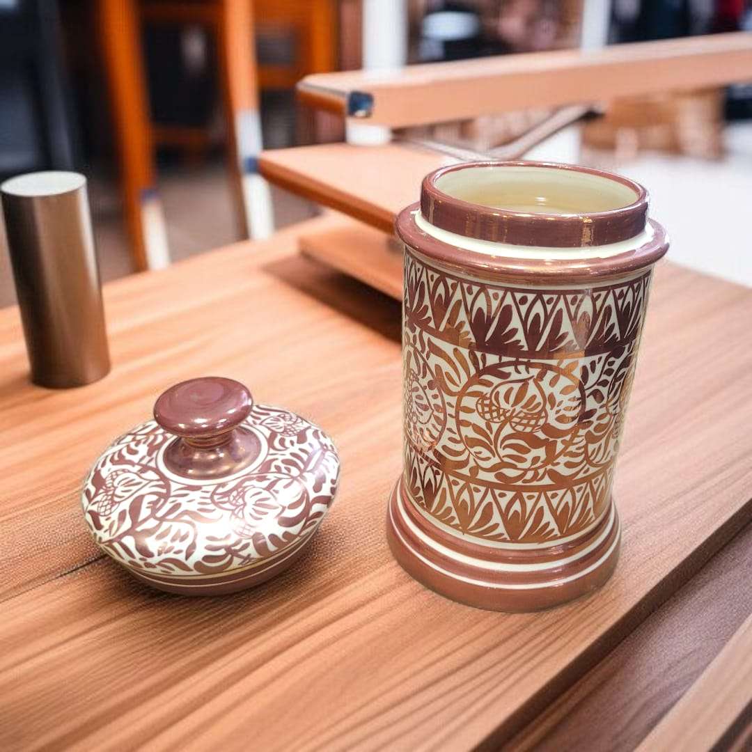 Albaredo de Manises abierto con tapa decorada a un lado. Pieza de cerámica esmaltada ideal para decoración de hogar.