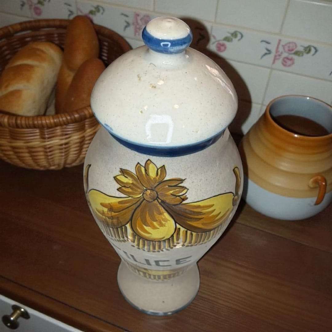 Tarro de farmacia siglo XIX con decoración artesanal.