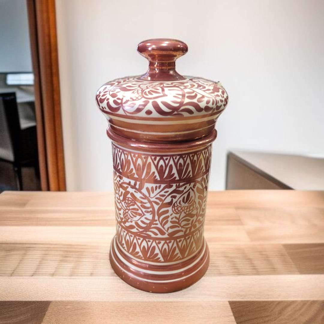 Albaredo de Manises con tapa cerámica decorada en tonos marrones y blancos. Diseño artesanal ideal para decoración de interiores.