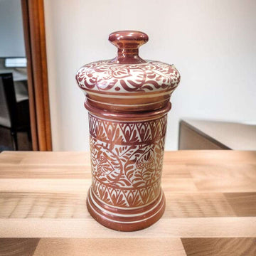 Albaredo de Manises con tapa cerámica decorada en tonos marrones y blancos. Diseño artesanal ideal para decoración de interiores.