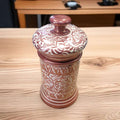 Albaredo de Manises con tapa cerrada, cerámica decorativa artesanal con motivos florales. Perfecto para espacios rústicos o clásicos.