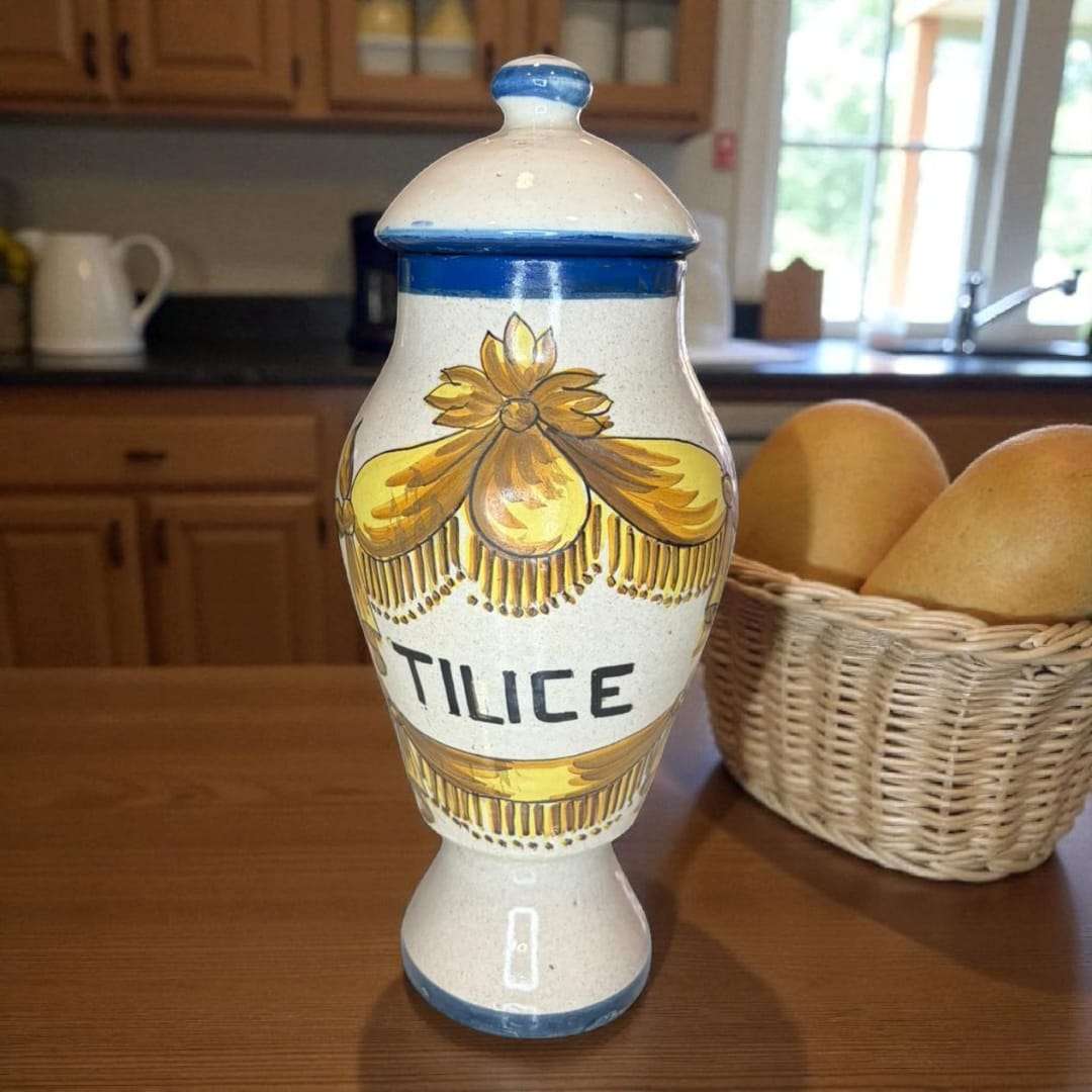 Albaredo Farmacia Tilice, pieza antigua de cerámica.