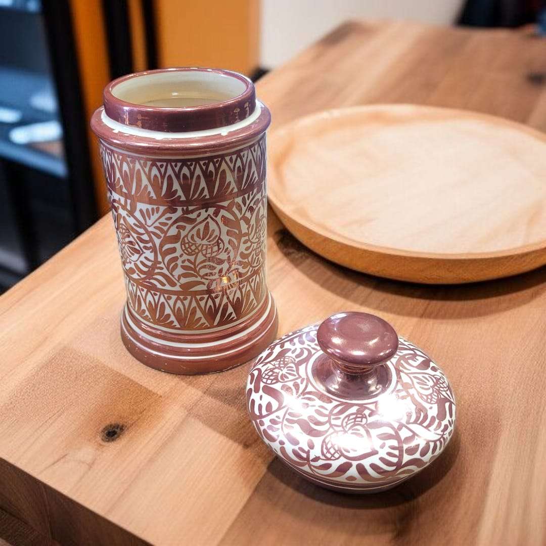 Albaredo de Manises sin tapa sobre mesa de madera. Cerámica artesanal decorada a mano, ideal para decoración de interiores.