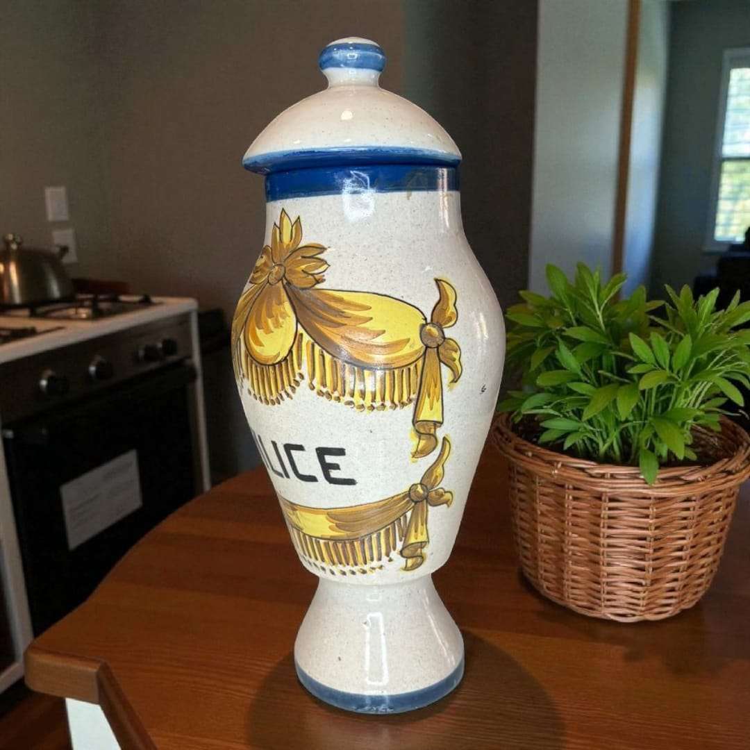 Vista lateral del tarro Albaredo Farmacia con motivos dorados.