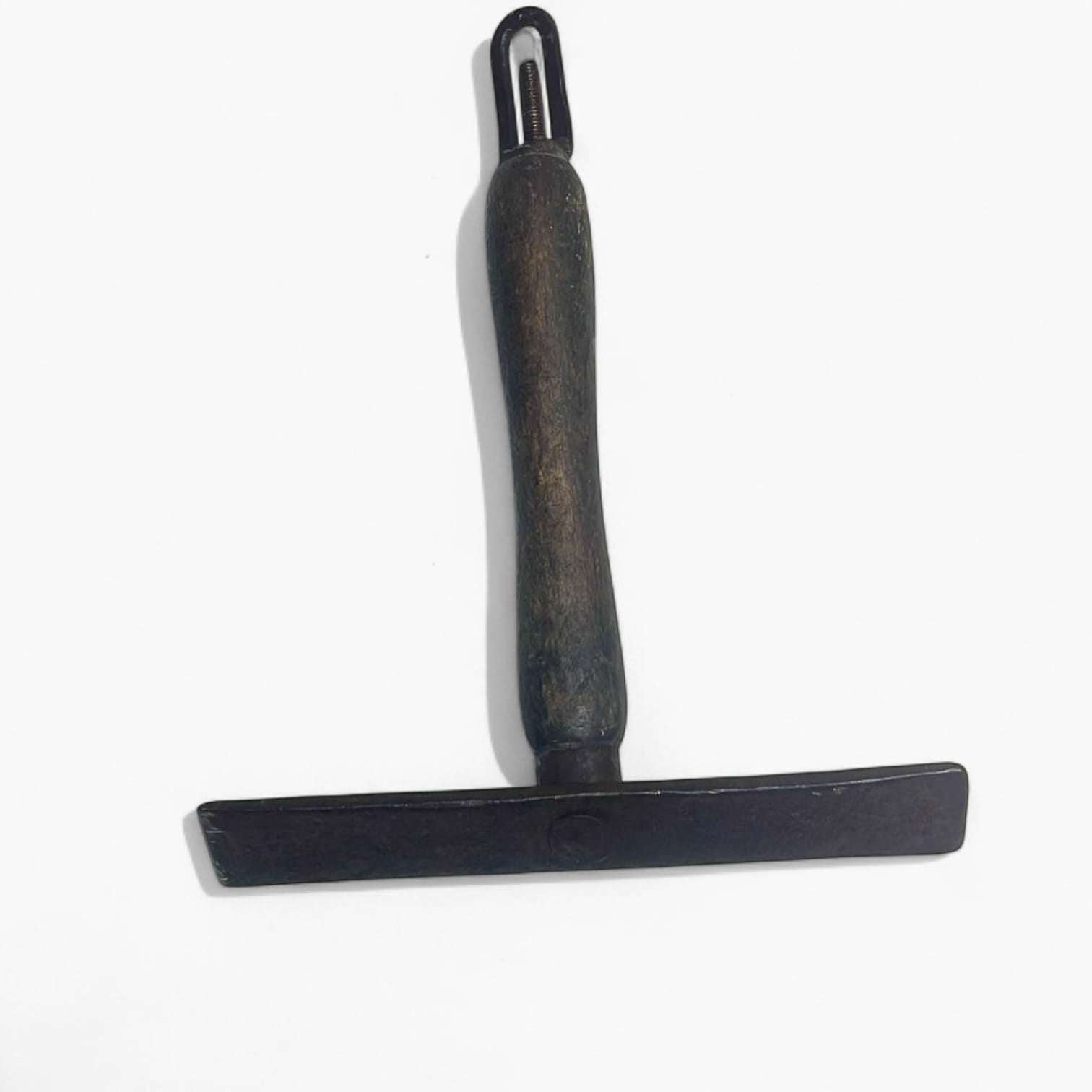 lcotana única con pátina natural y diseño artesanal.