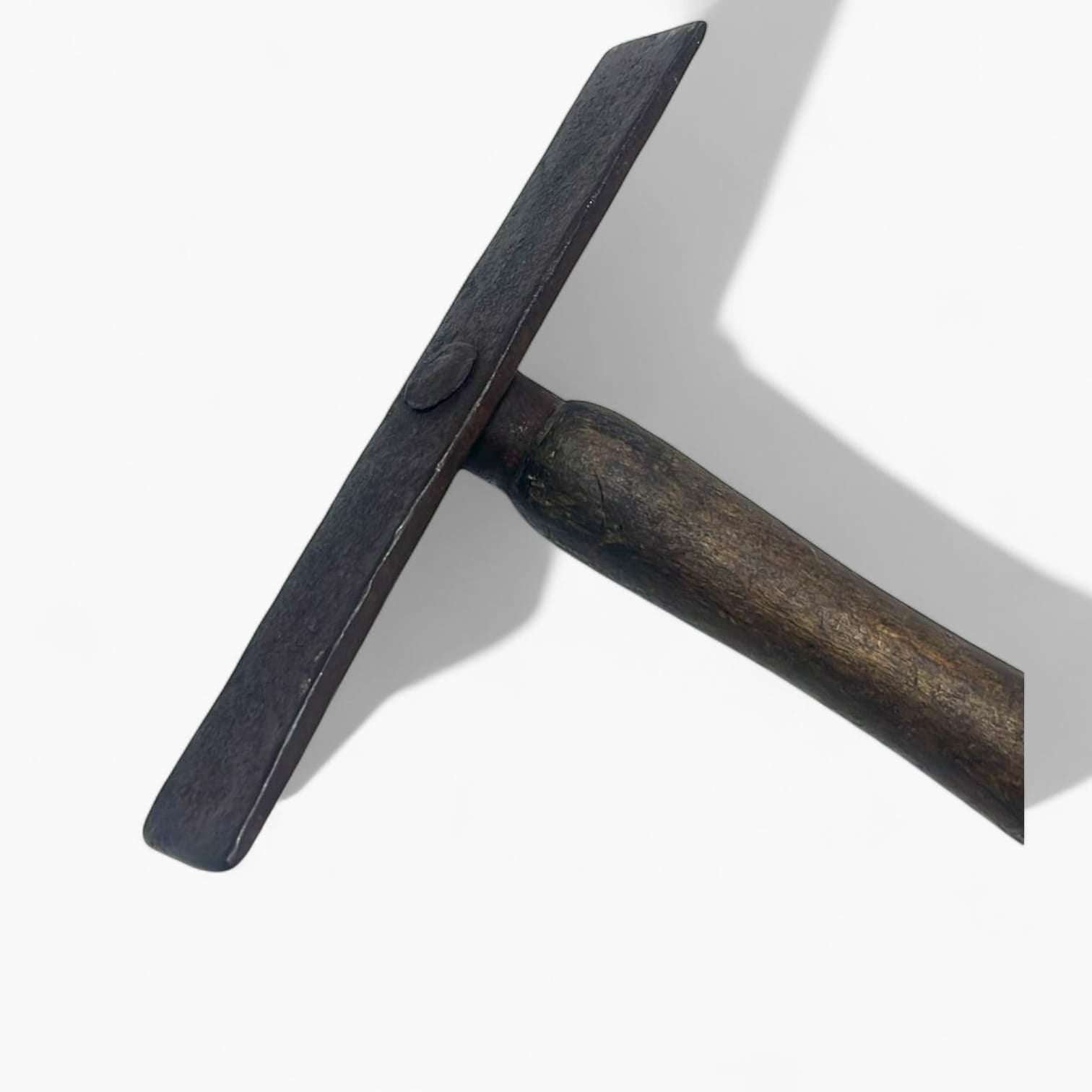 Vista superior de la alcotana antigua mostrando su desgaste auténtico.