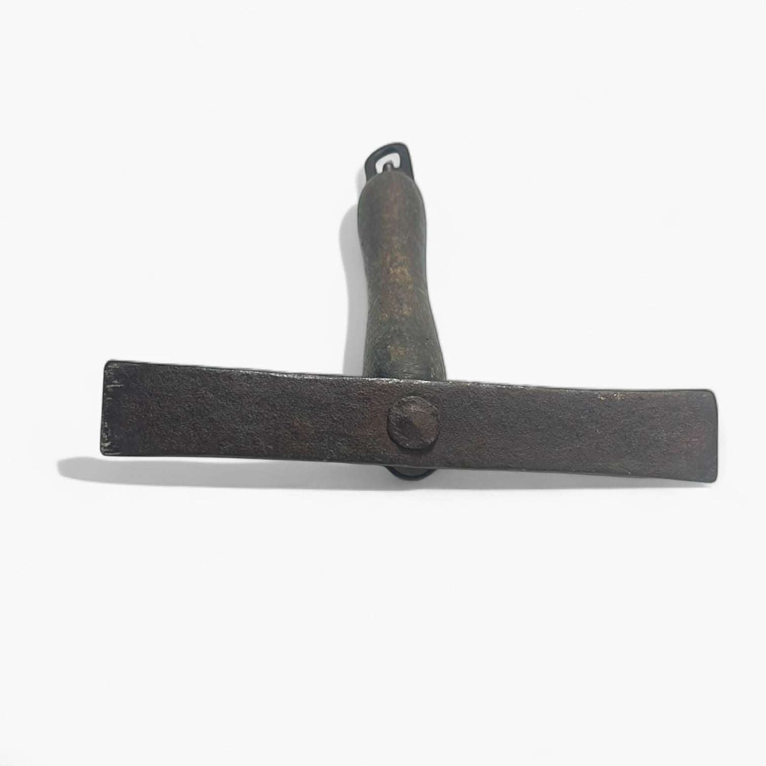 Alcotana antigua de colección en hierro forjado y madera maciza.