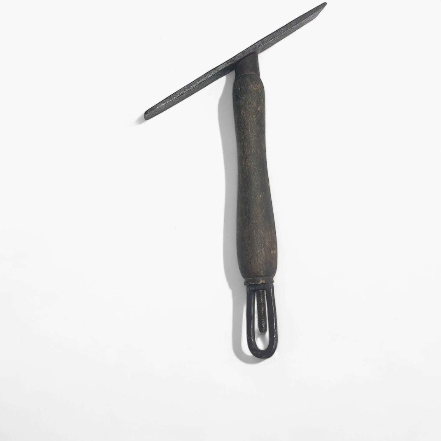 Herramienta de albañilería antigua con mango torneado y acabado rústico.