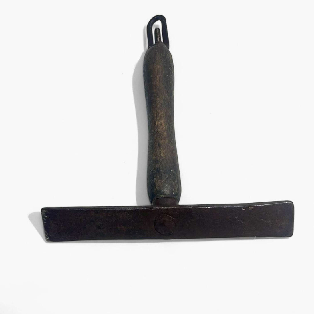 Alcotana antigua de albañilería con mango de madera y cabezal metálico original.