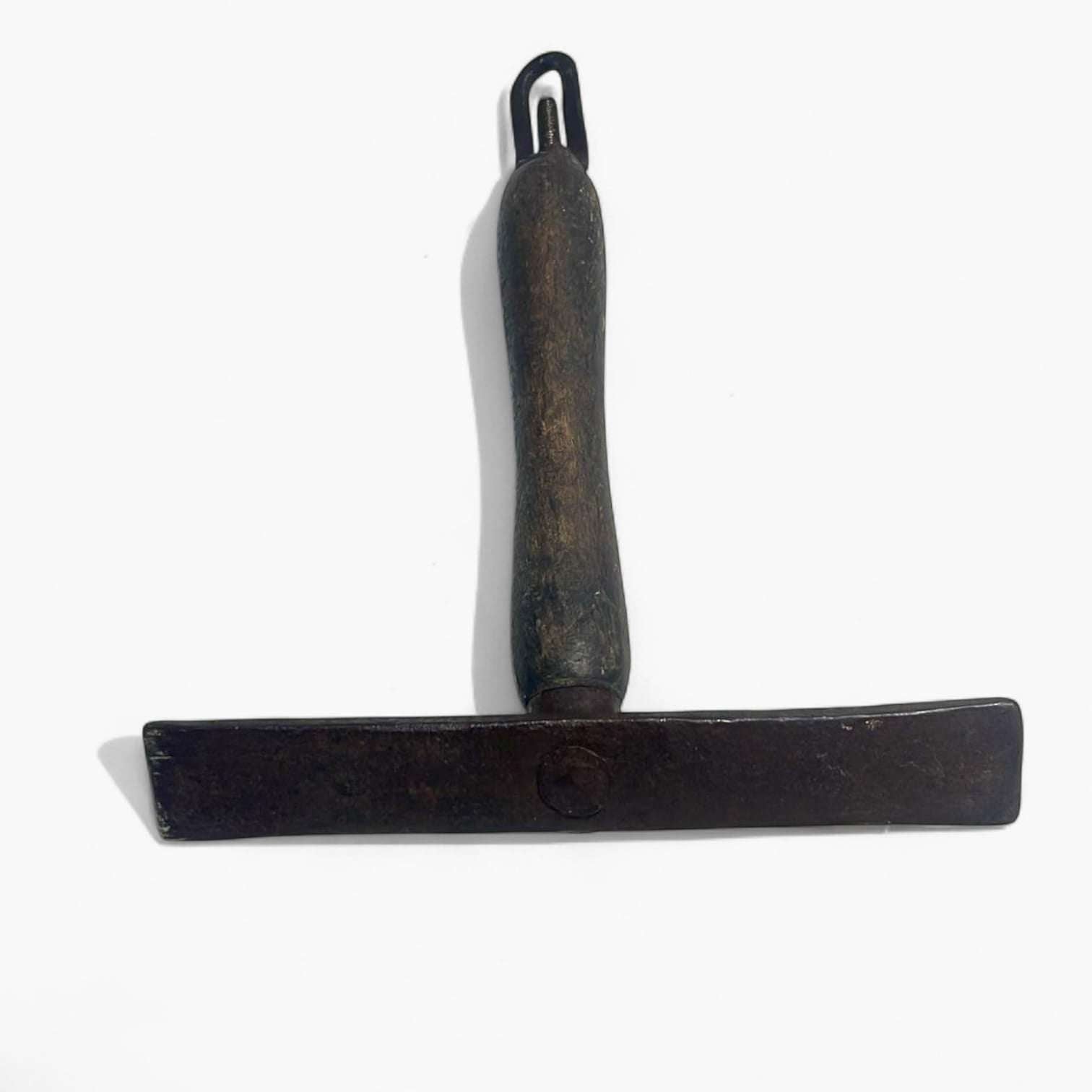 Alcotana antigua de albañilería con mango de madera y cabezal metálico original.