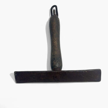 Alcotana antigua de albañilería con mango de madera y cabezal metálico original.