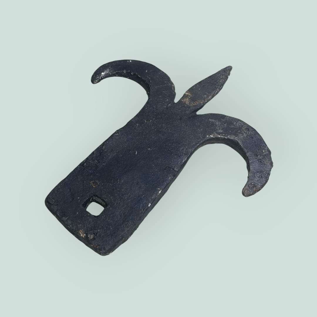 Cierre decorativo antiguo de hierro con pátina natural.