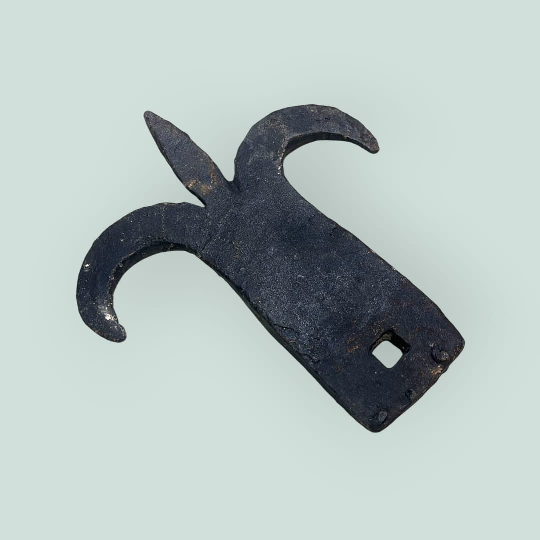 Aldaba de cierre de puerta antigua de hierro forjado.