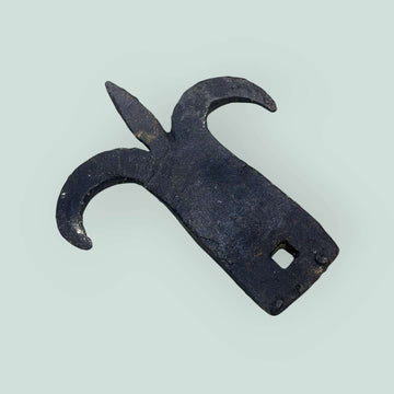 Aldaba de cierre de puerta antigua de hierro forjado.