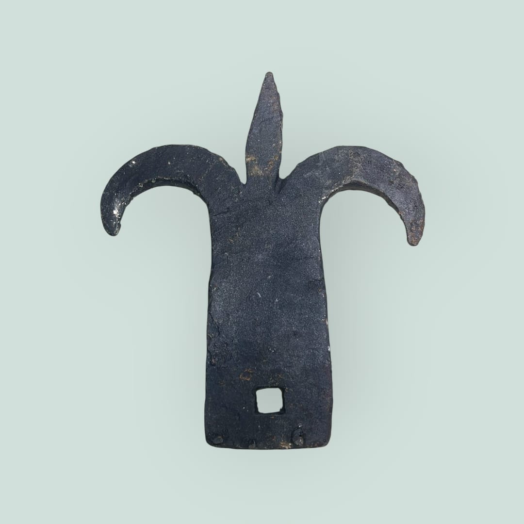 Aldaba de cierre de puerta antigua de hierro forjado.