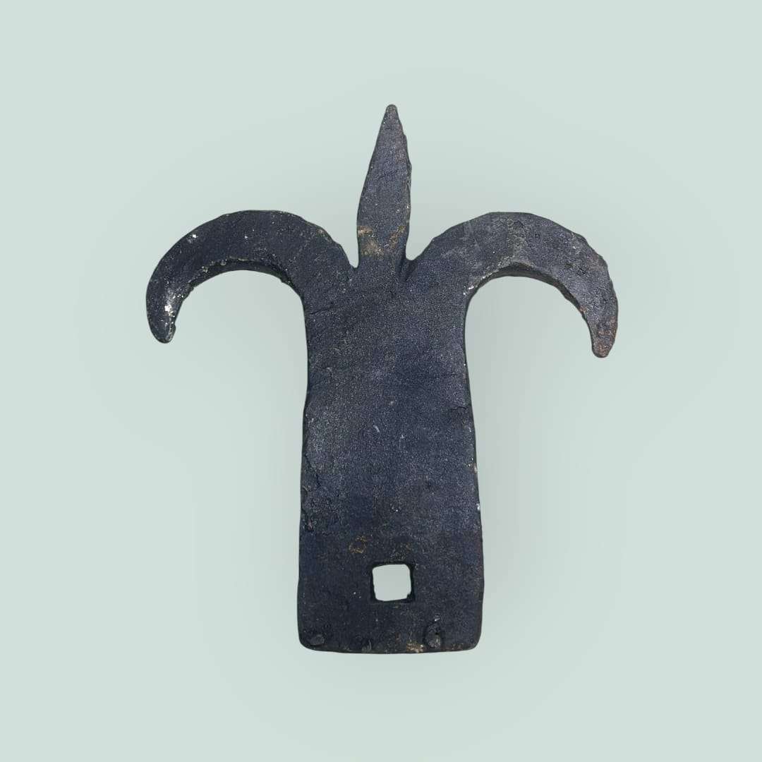 Vista frontal de la aldaba con diseño ornamental clásico.