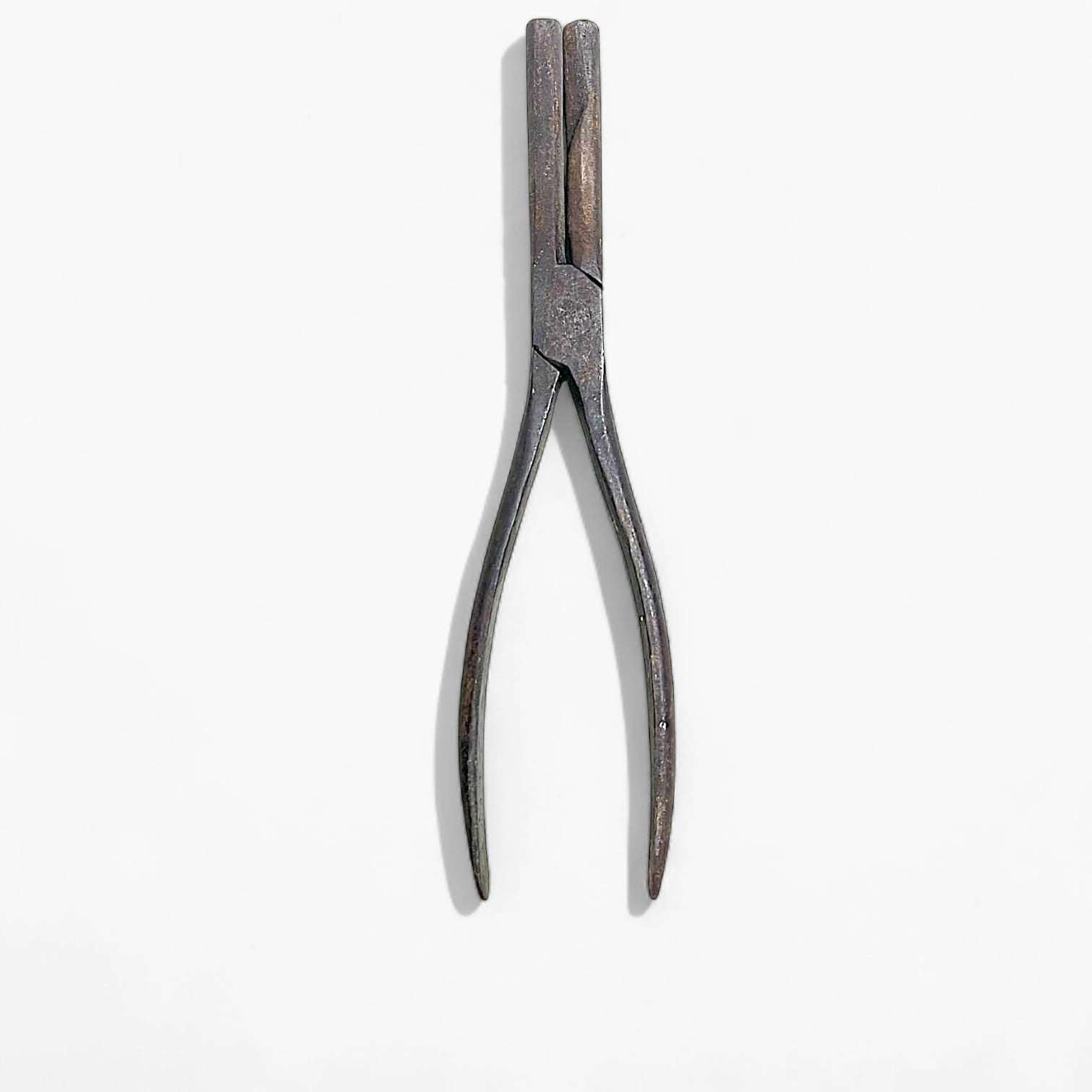 Herramienta antigua de hierro usada en fragua tradicional.