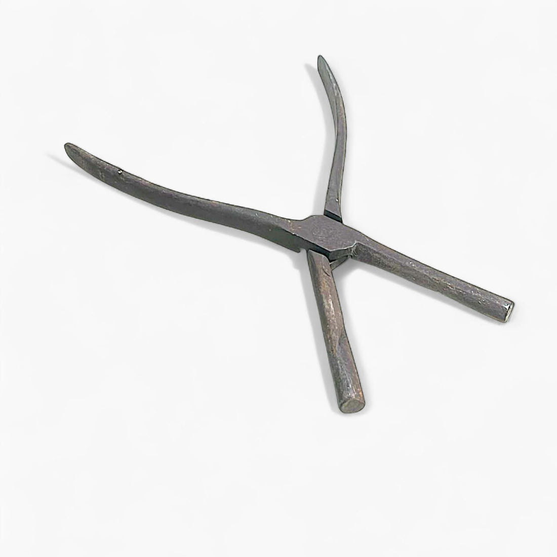 Alicate antiguo de fragua de hierro forjado artesanal.