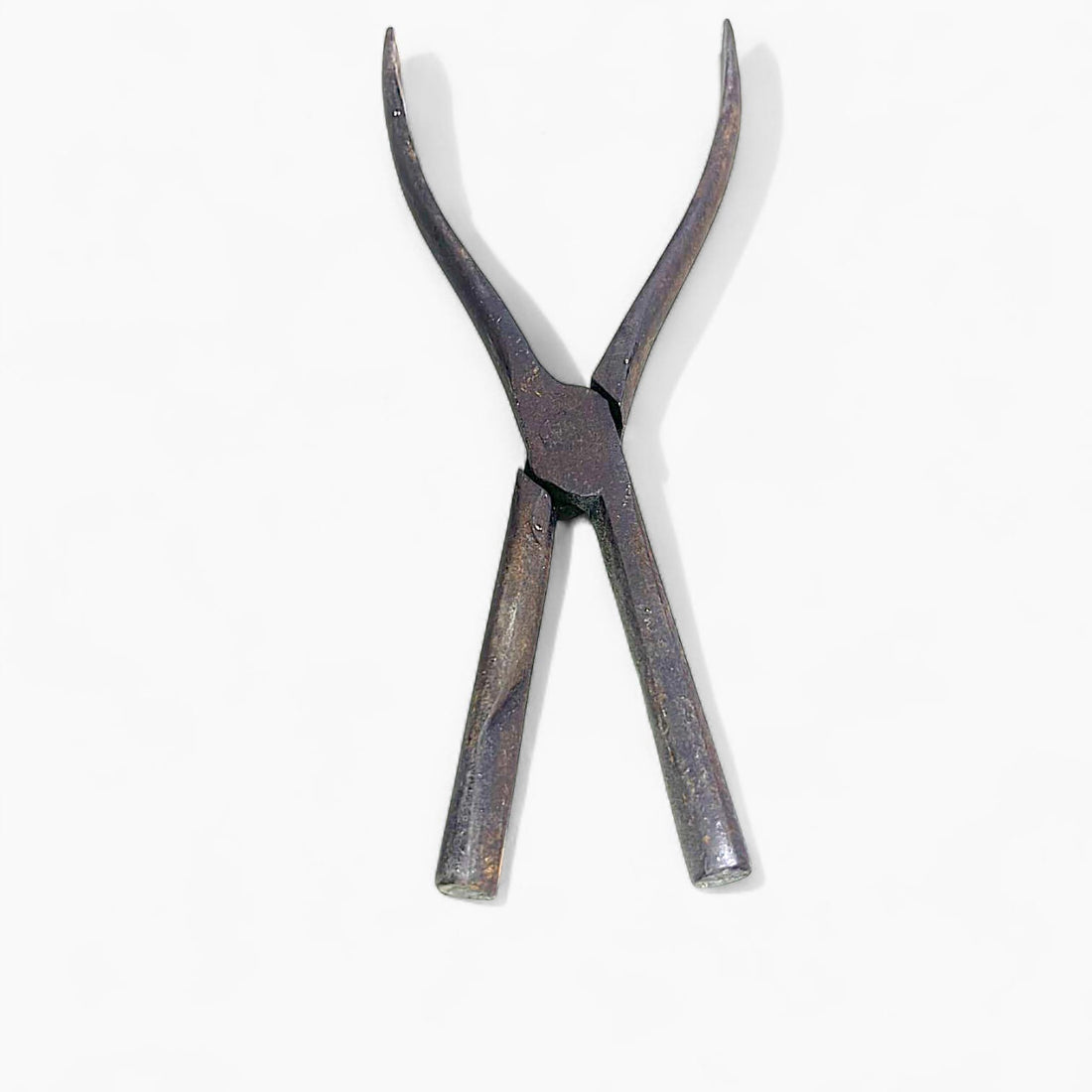 Alicate antiguo de fragua de hierro forjado artesanal.