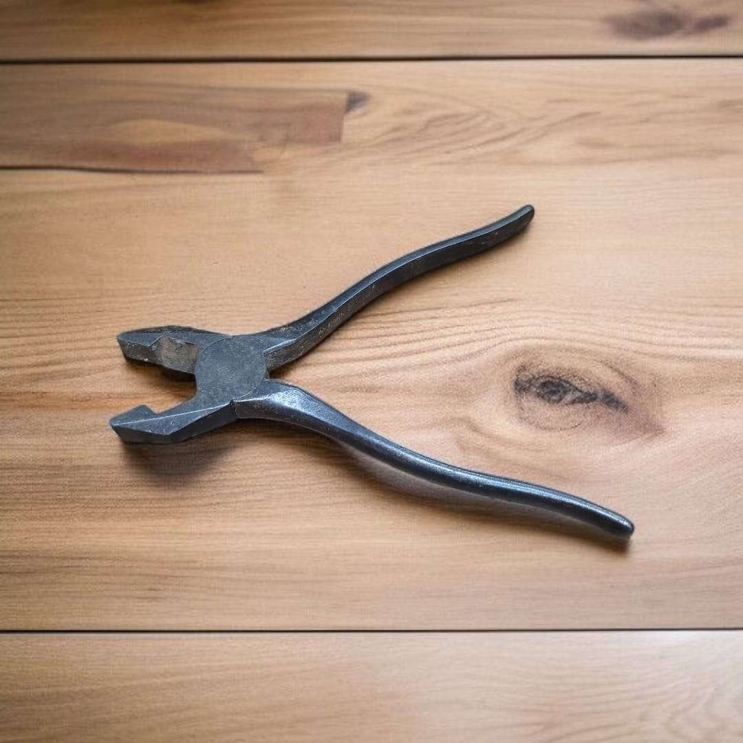 Estos alicates de zapatero de hierro son una herramienta original del oficio tradicional del calzado.