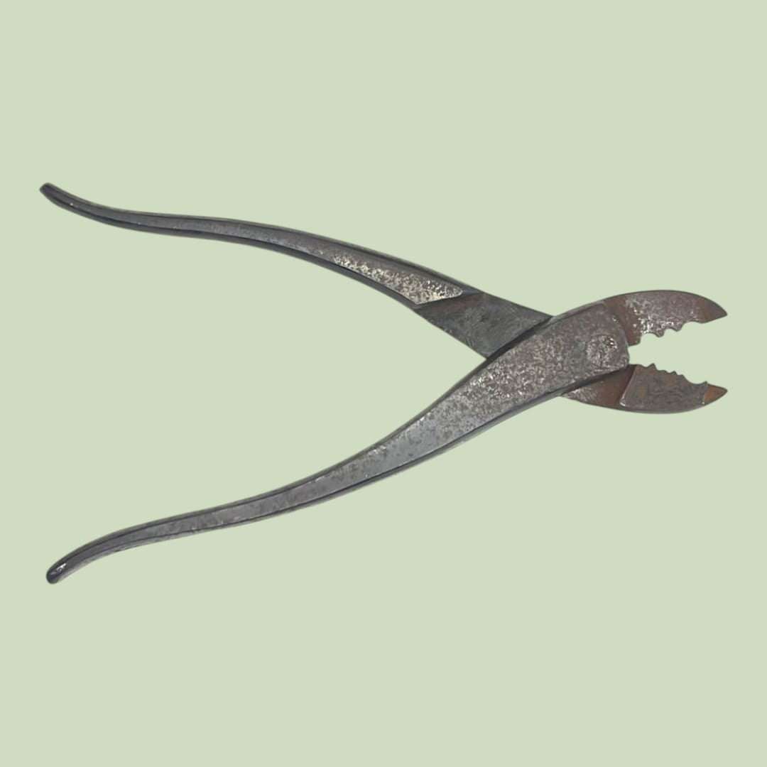 Alicates antiguos de hierro con pátina original