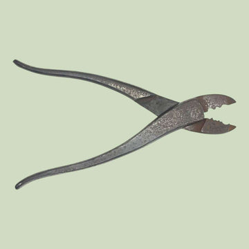 Alicates antiguos de hierro con pátina original