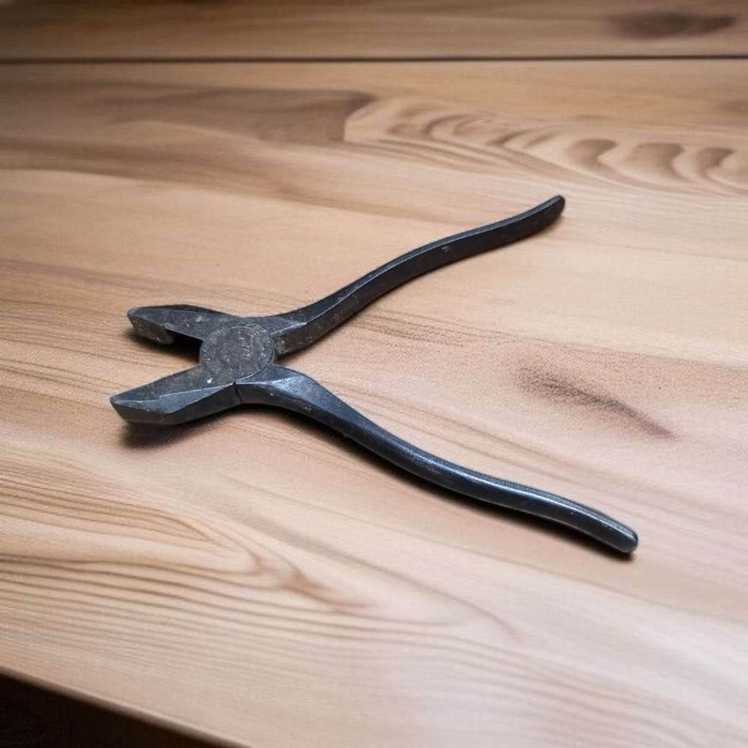 Estos alicates de zapatero de hierro son una herramienta original del oficio tradicional del calzado.