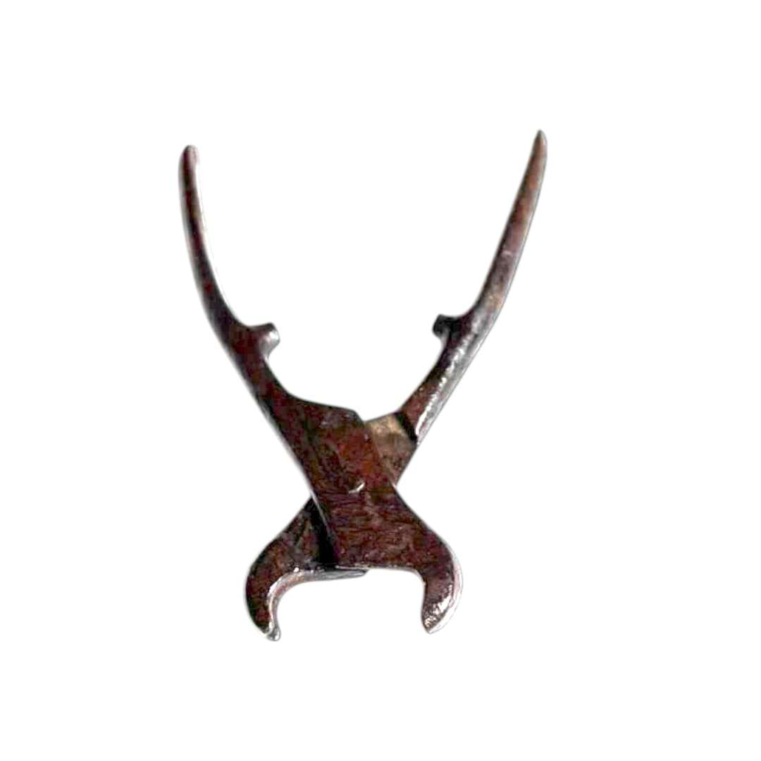 Tenazas antiguas de aretes: tradición y carácter en metal.