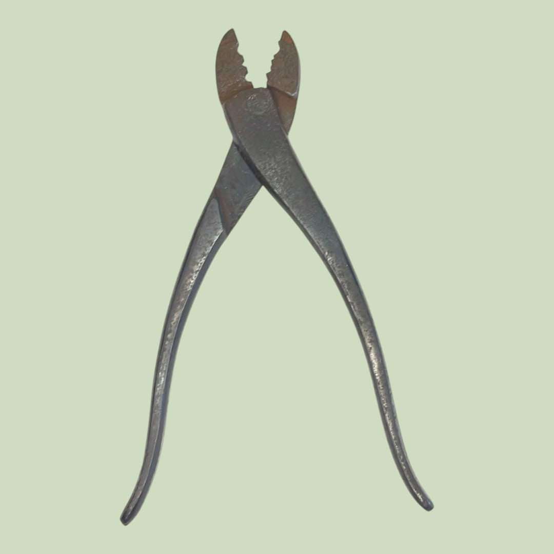 Alicates antiguos herramienta de herrería tradicional