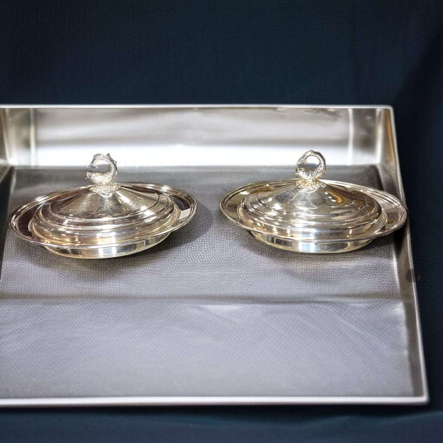 Angulera de metal plateado con tapa decorativa