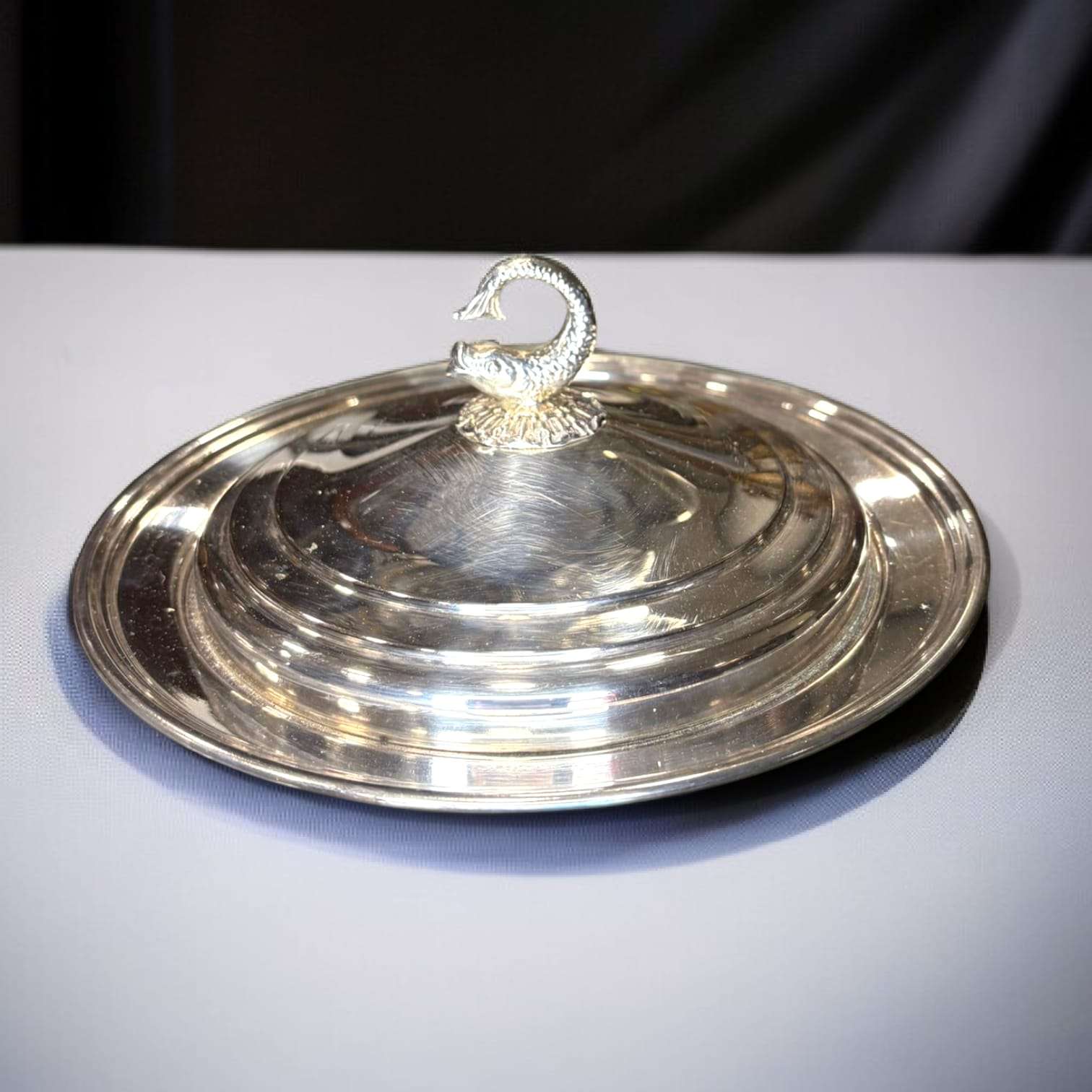 Detalle del tirador decorativo en metal plateado