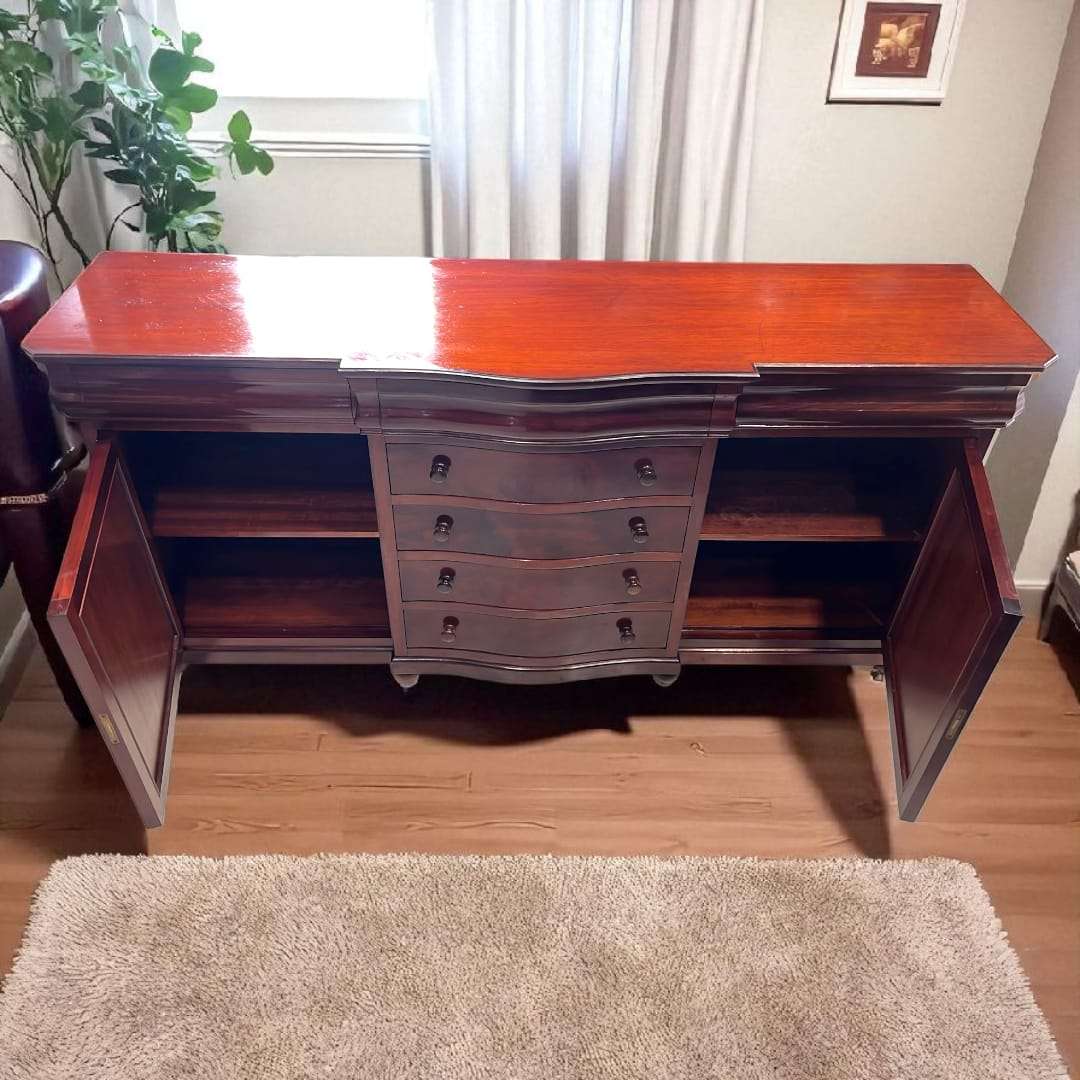 Aparador de caoba antiguo con cajones secretos y llaves, acabado brillante y diseño clásico, ideal para decoración de interiores elegantes.