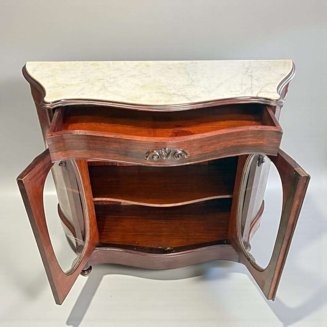 Aparador de madera con tapa de mármol blanca, vista frontal completa.