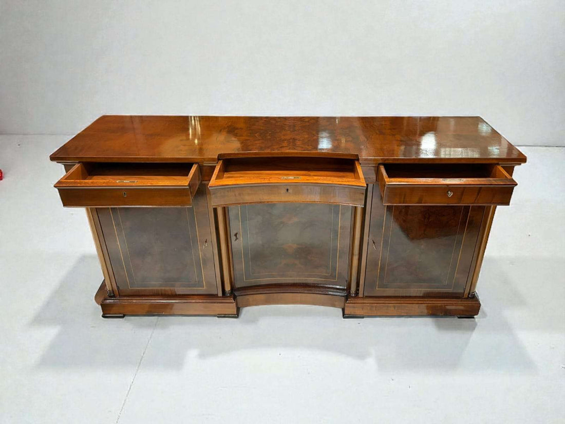 Aparador de madera antiguo con tres puertas y tres cajones cerrado.