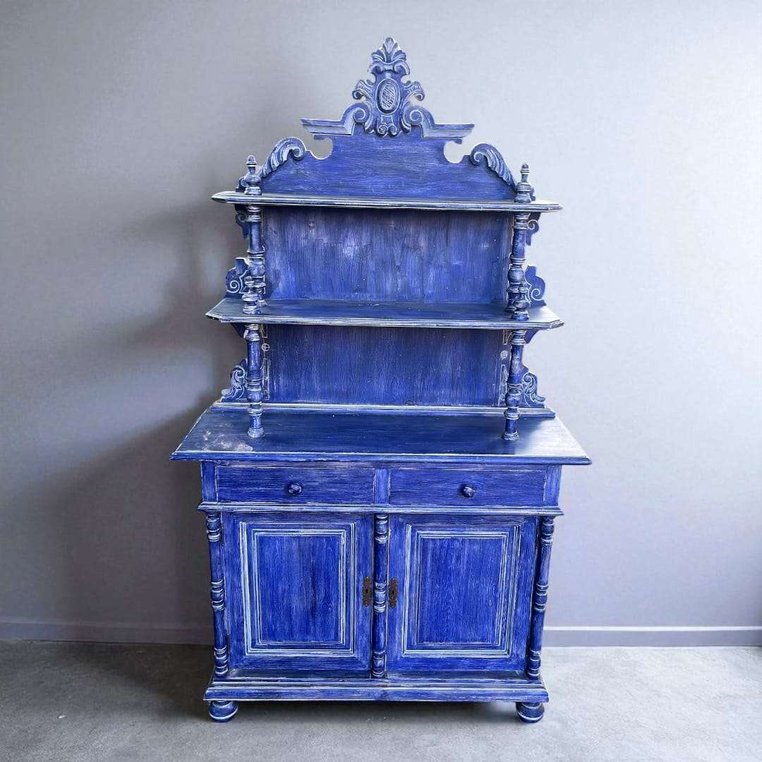 Aparador decorado con vajilla y objetos, perfecto para el hogar.