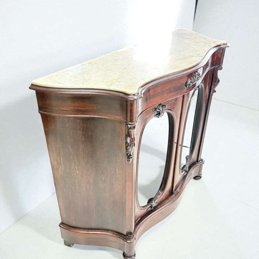 Aparador de madera con tapa de mármol blanca, vista frontal completa.