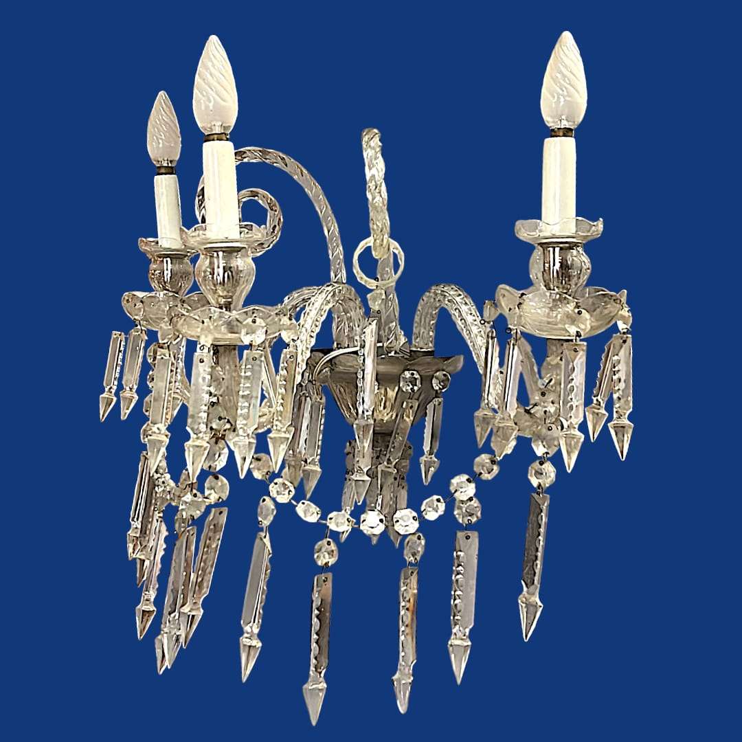 Vista lateral del aplique de cristal de roca antiguo, pieza exclusiva de colección con detalles ornamentales y acabado brillante.