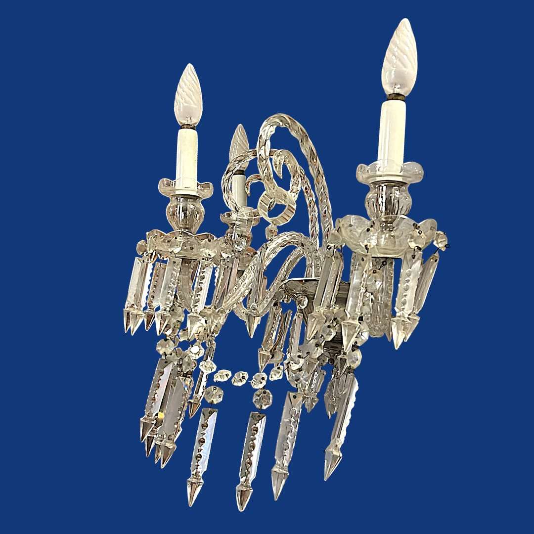 Aplique de pared antiguo con cristales colgantes y diseño clásico, perfecto para salones sofisticados o entradas de estilo vintage.