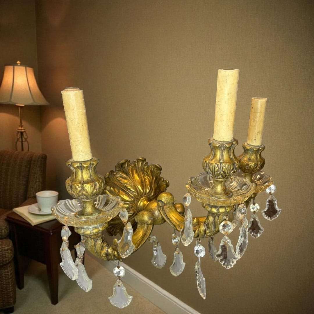  Este aplique antiguo de bronce electrificado con lágrimas de cristal combina la nobleza del bronce con la delicadeza del cristal tallado, ofreciendo una pieza que no solo ilumina, sino que embellece cualquier espacio con un toque de sofisticación.
