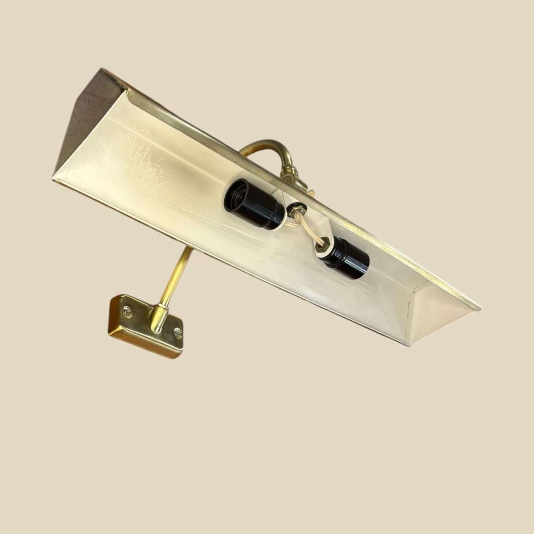 Estos apliques de pared para cuadros destacan por su diseño clásico y atemporal, fabricados en metal con acabado dorado satinado. 