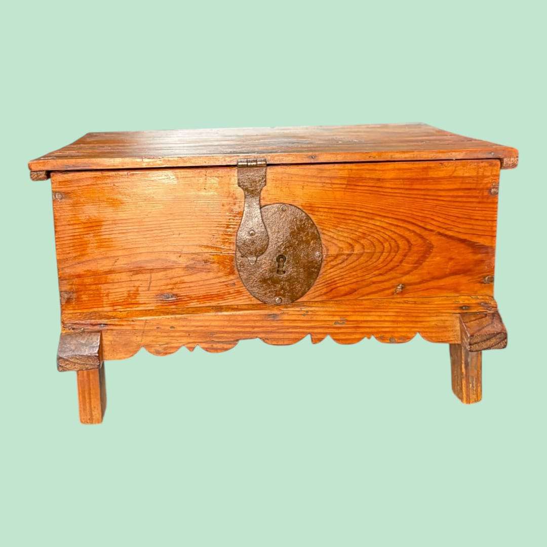 Su función principal era almacenar objetos de valor, ropa, textiles del hogar, documentos o utensilios importantes, manteniéndolos protegidos del polvo y del paso del tiempo.
