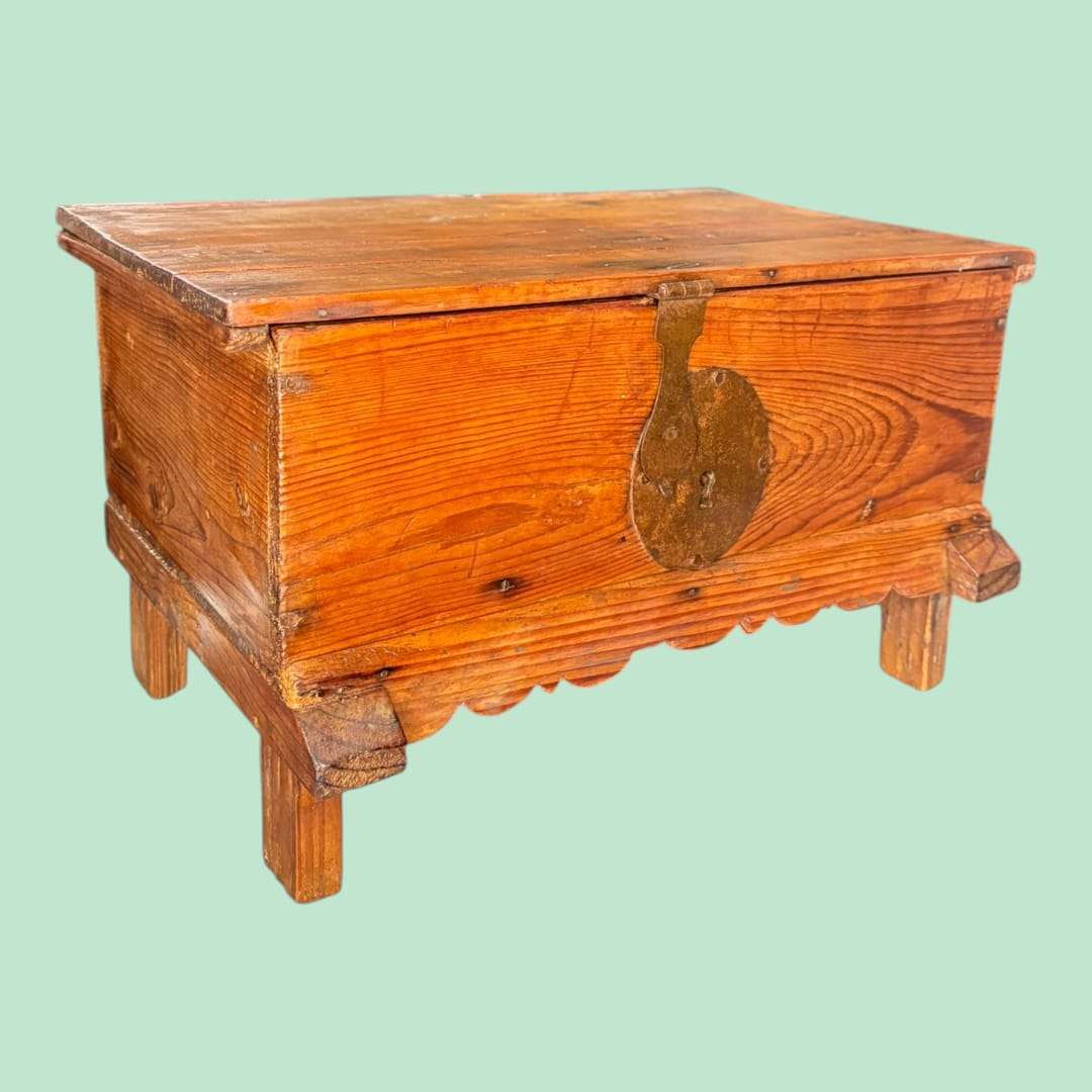 Este cofre de madera es una pieza antigua original, realizada íntegramente en madera maciza, concebida históricamente como cofre de guardado doméstico. 