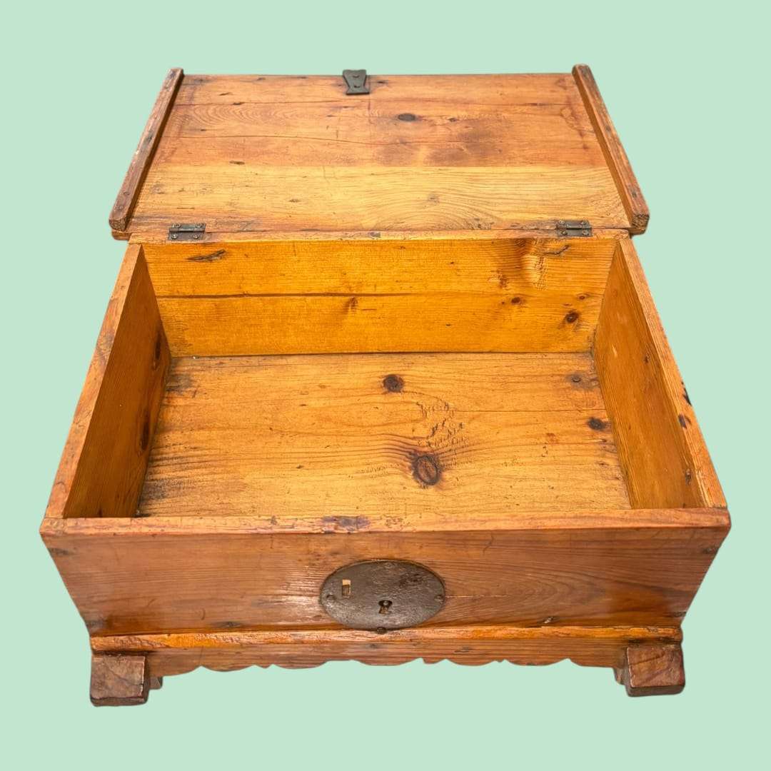 Su diseño sencillo y honesto lo convierte en una pieza única, limitada y difícil de encontrar, perfecta para interiores rústicos, casas de campo, proyectos de decoración con alma o coleccionistas de mobiliario antiguo.