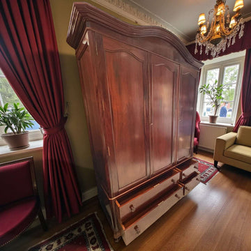 Armario de caoba antiguo vista frontal con puertas cerradas