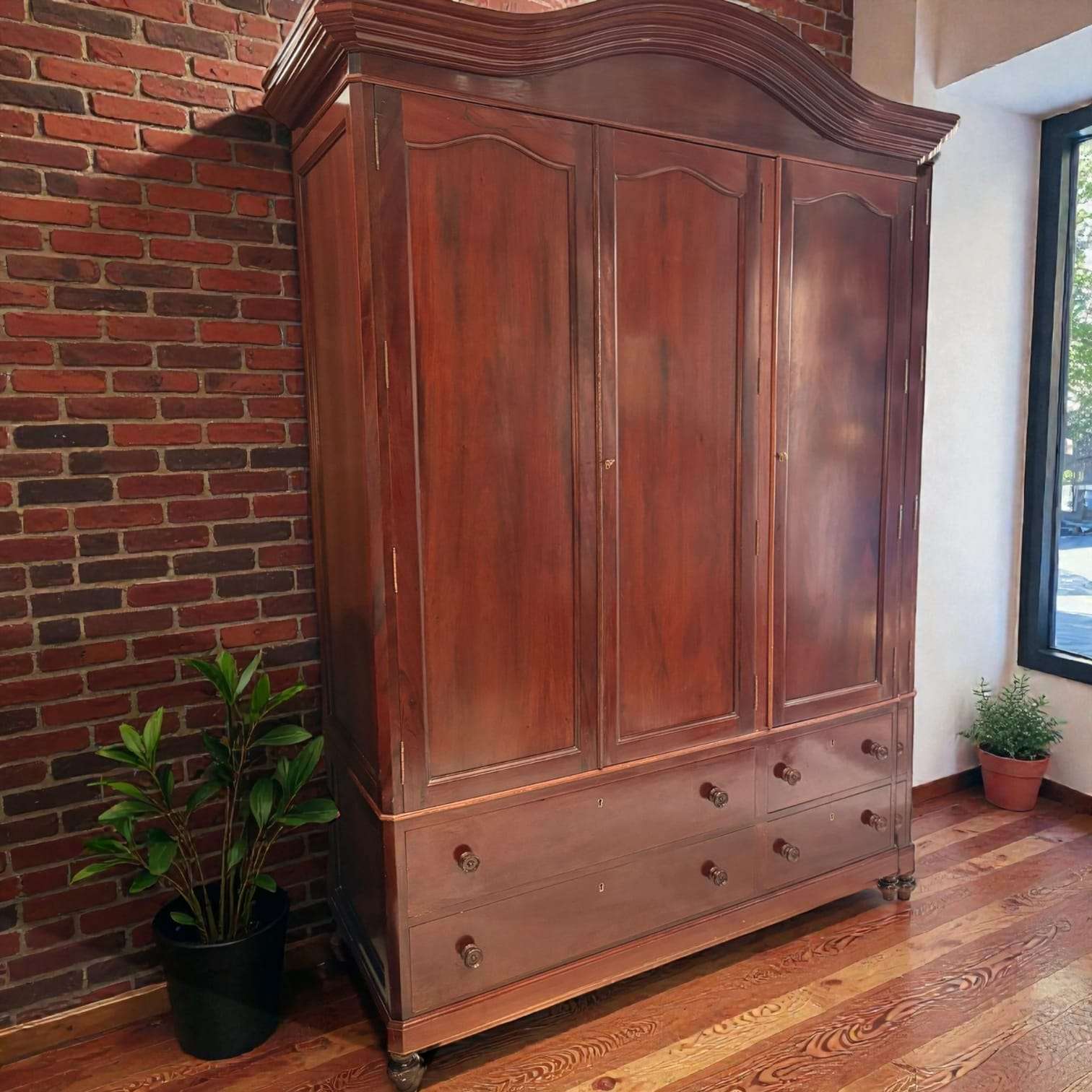 Detalle de la madera de caoba y molduras superiores