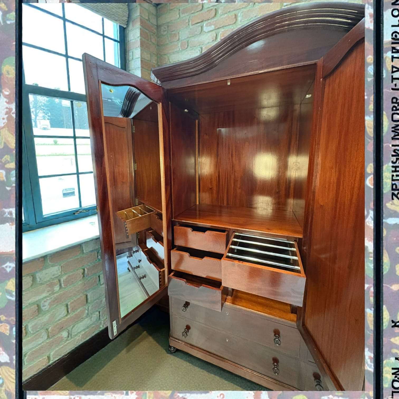 Cajonera interior de armario antiguo de caoba