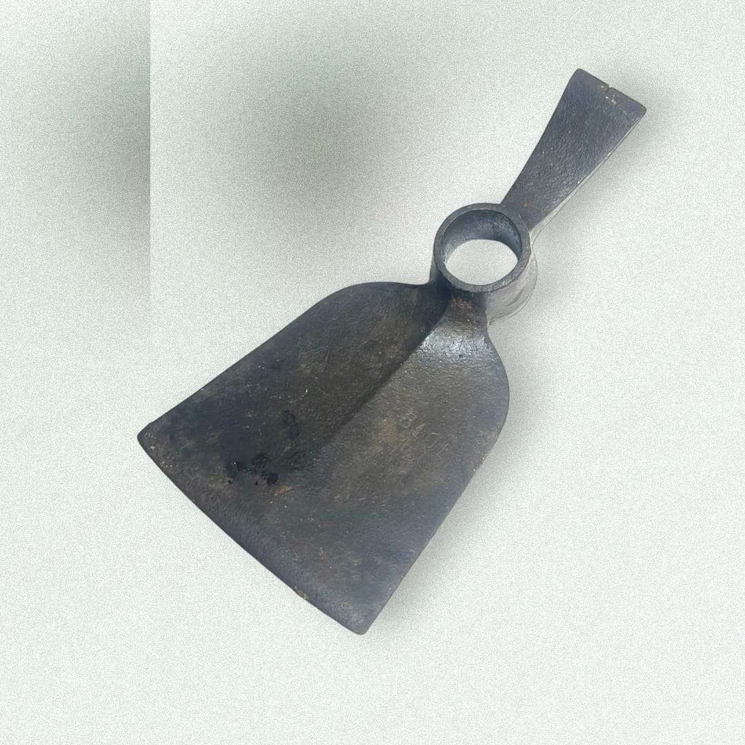 Antiguo cabezal de azada doble con diseño de doble hoja en hierro.