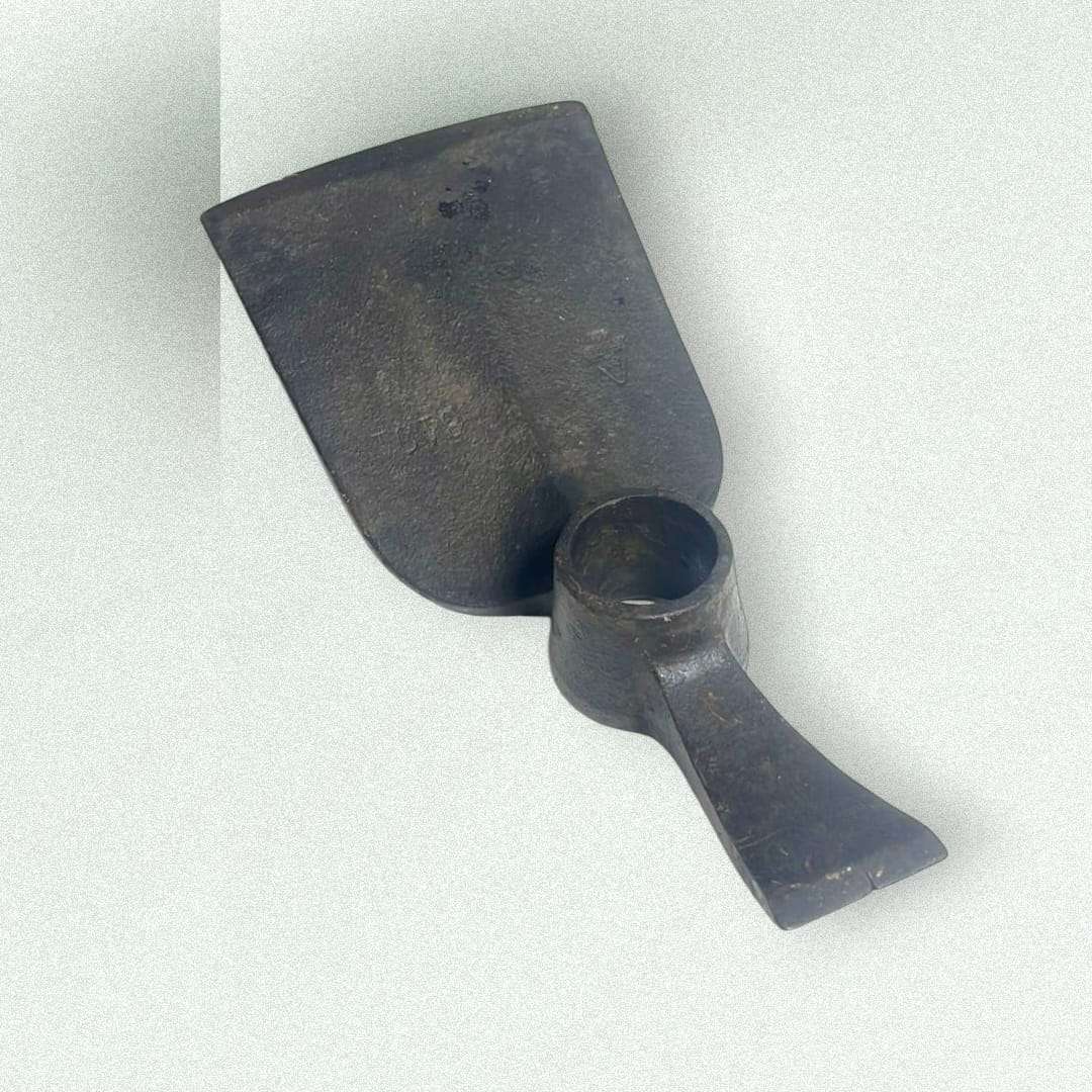 Herramienta agrícola tradicional, cabezal de azada doble desgastado por el uso.